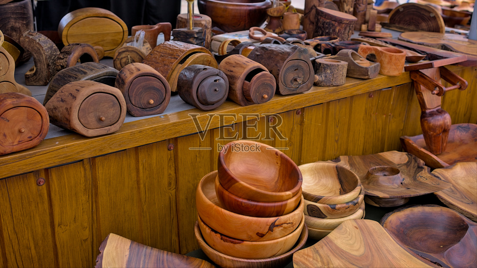 乌克兰Kropivnitskiy的街头木制品交易。照片摄影图片