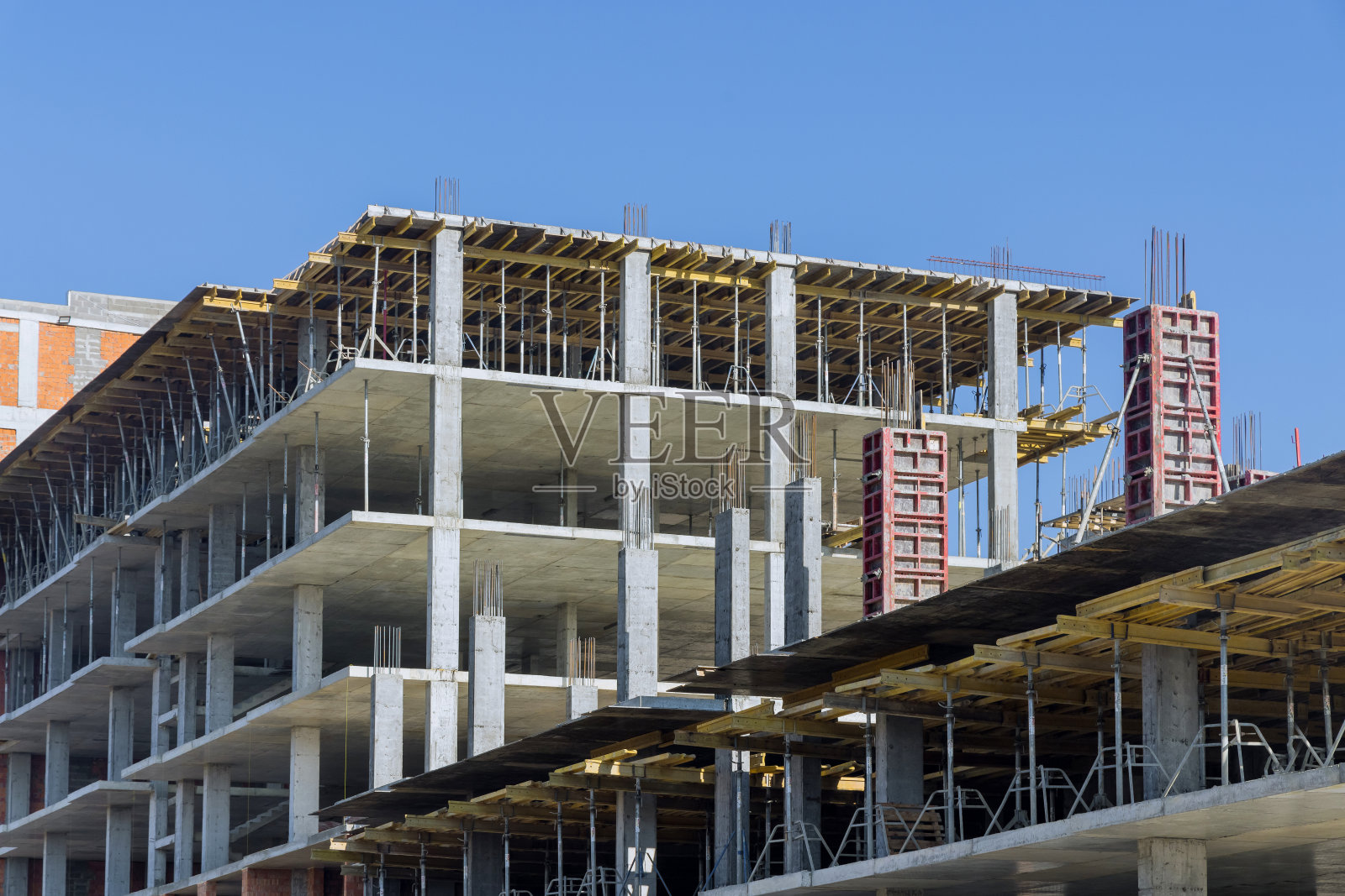 鸟瞰正在施工中的高层建筑,用建筑材料组装框架照片摄影图片