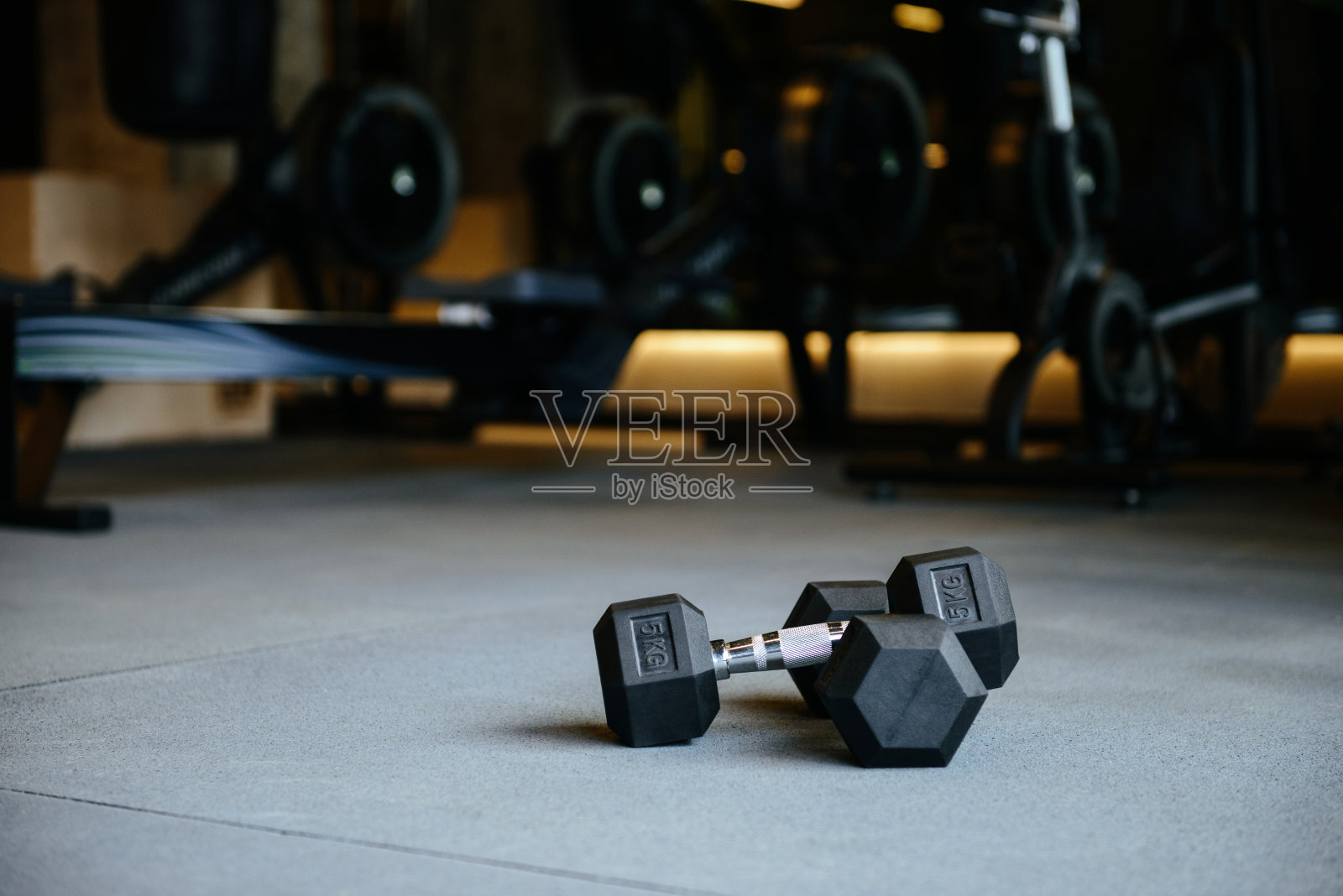 哑铃在健身房的照片照片摄影图片