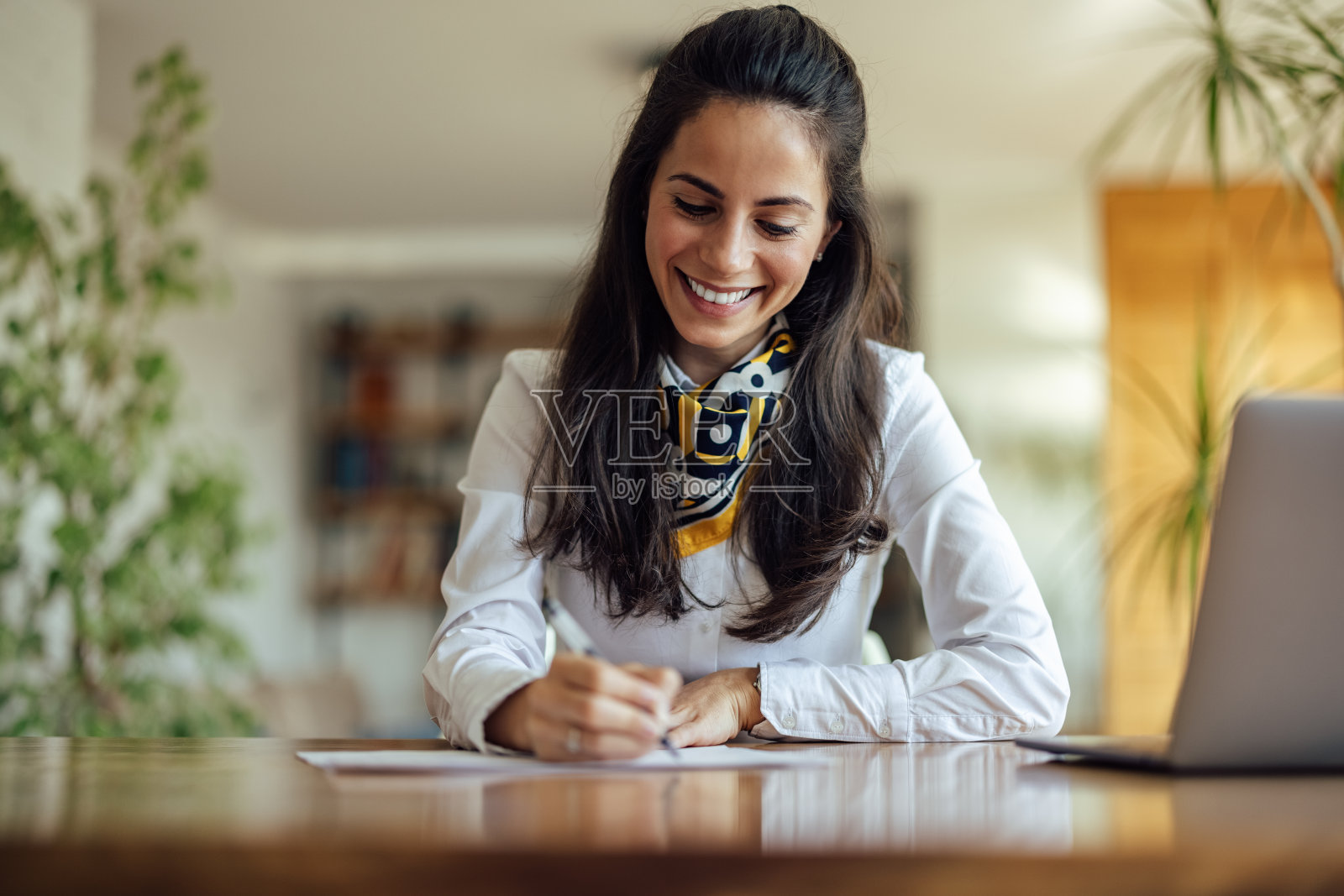 兴奋的成年女性,想找份工作照片摄影图片