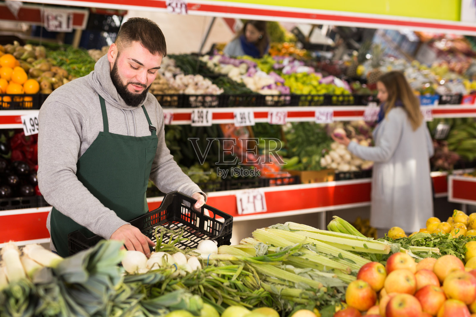 市场工作人员把洋葱放在柜台上照片摄影图片