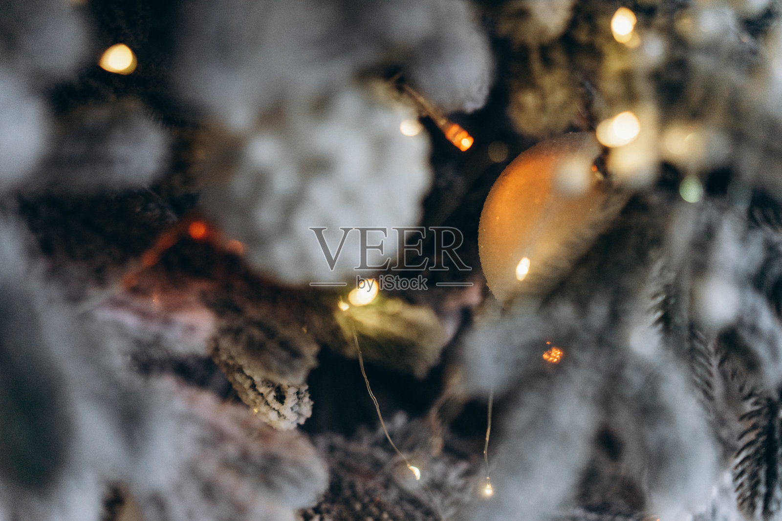 用玩具和花环装饰的圣诞树特写,假日地点,选择性聚焦,照片中的噪音和纹理照片摄影图片