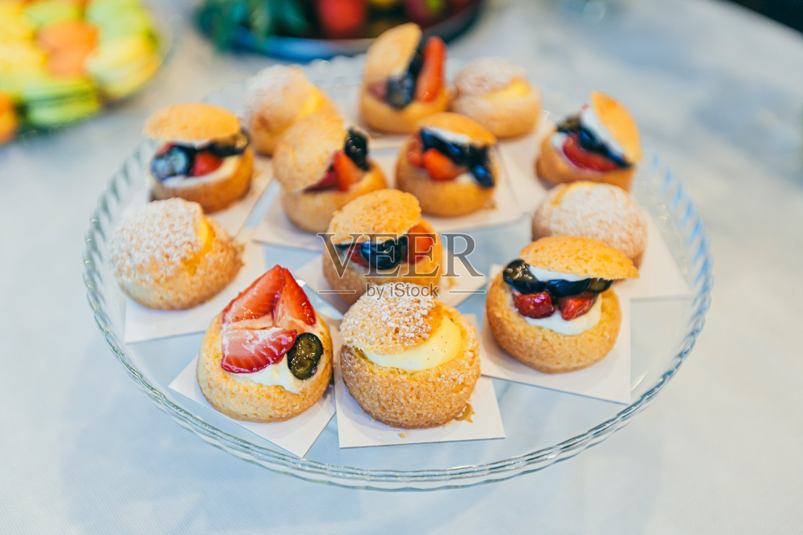 婚礼上的喜庆自助餐桌上摆放着各种颜色的美味甜品照片摄影图片