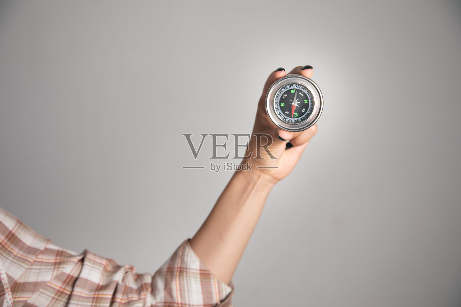 一个女人手里拿着指南针照片摄影图片