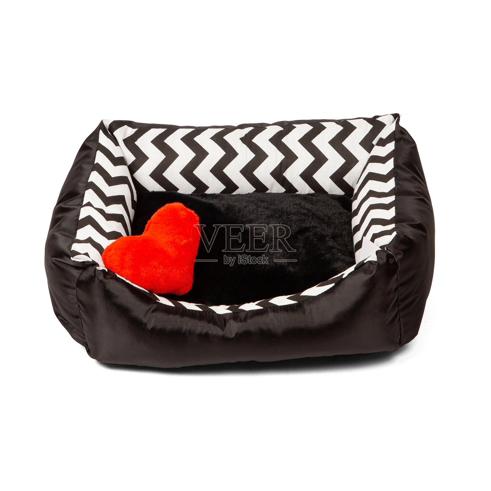 黑色和白色的小狗猫床为室内宠物隔离在白色背景照片摄影图片