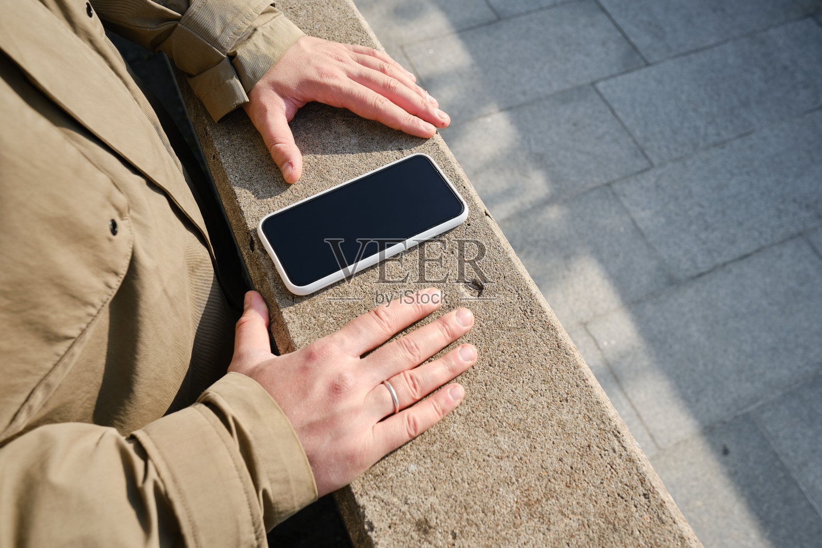 一名男子拿着一部现代智能手机,发短信或使用手机上的应用程序。互联网技术的用户。智能手机的特写。专注于手机屏幕照片摄影图片
