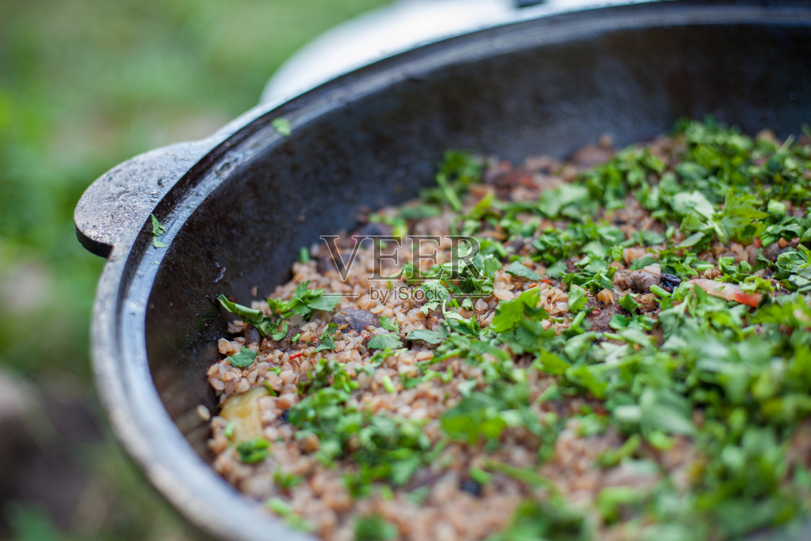 近距离照片的过程荞麦与草药在一个大锅在自然照片摄影图片