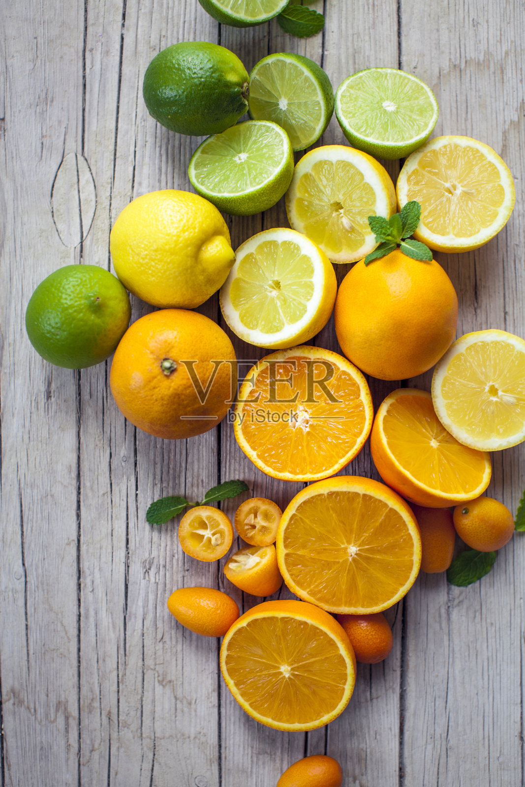 新鲜健康的柑橘类水果,整个,一半放在木板上照片摄影图片