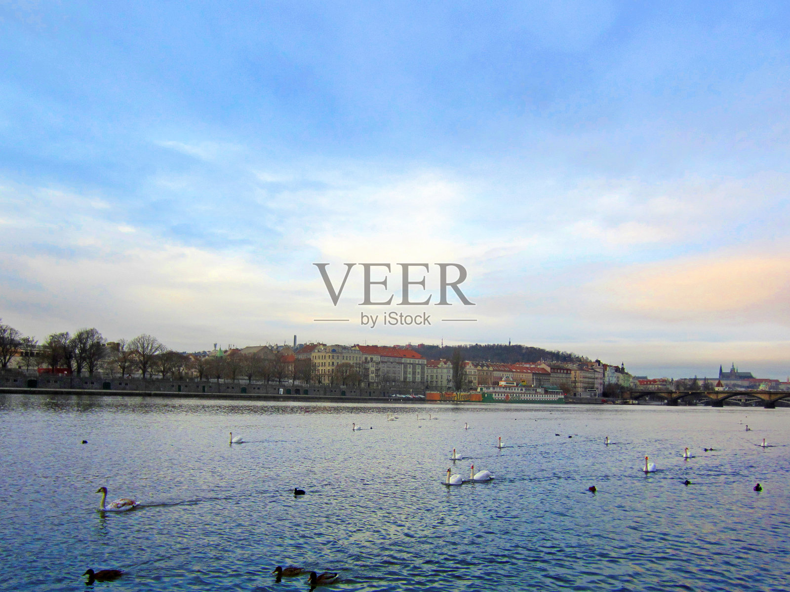 捷克共和国布拉格的伏尔塔瓦河照片摄影图片