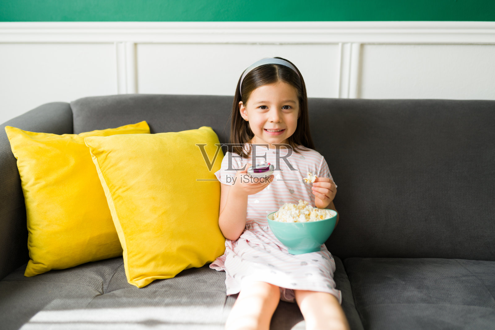 一个可爱的孩子在看电视照片摄影图片