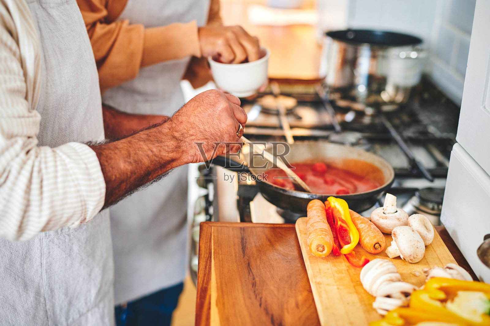 拍摄了一对老夫妇在家里的厨房里做饭照片摄影图片