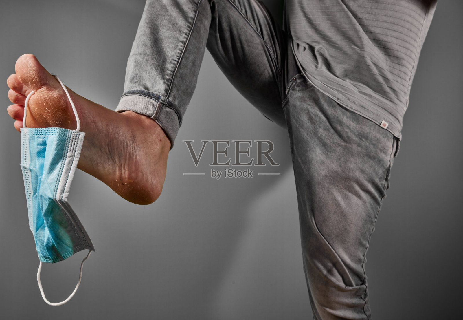 手持医用口罩的男子照片摄影图片