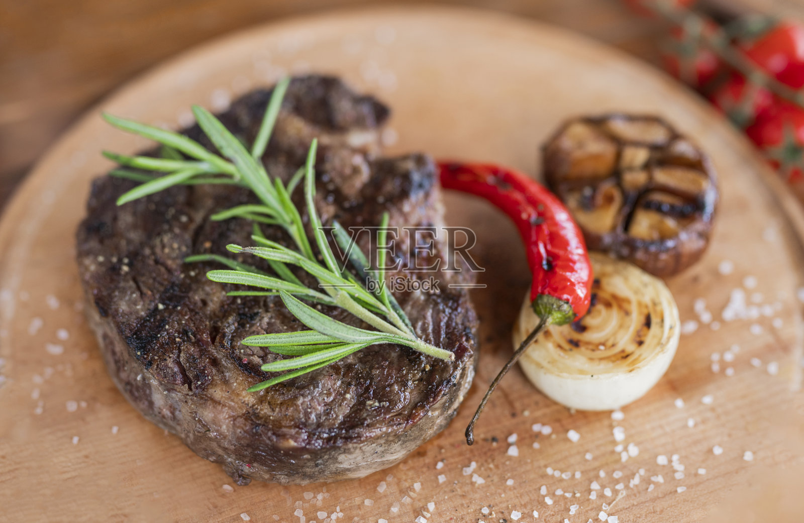 肋眼牛排:一块小牛肉和烤牛肉照片摄影图片