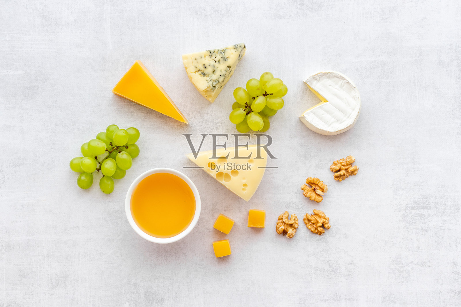 一套不同种类的奶酪配葡萄。乳制品平铺照片摄影图片