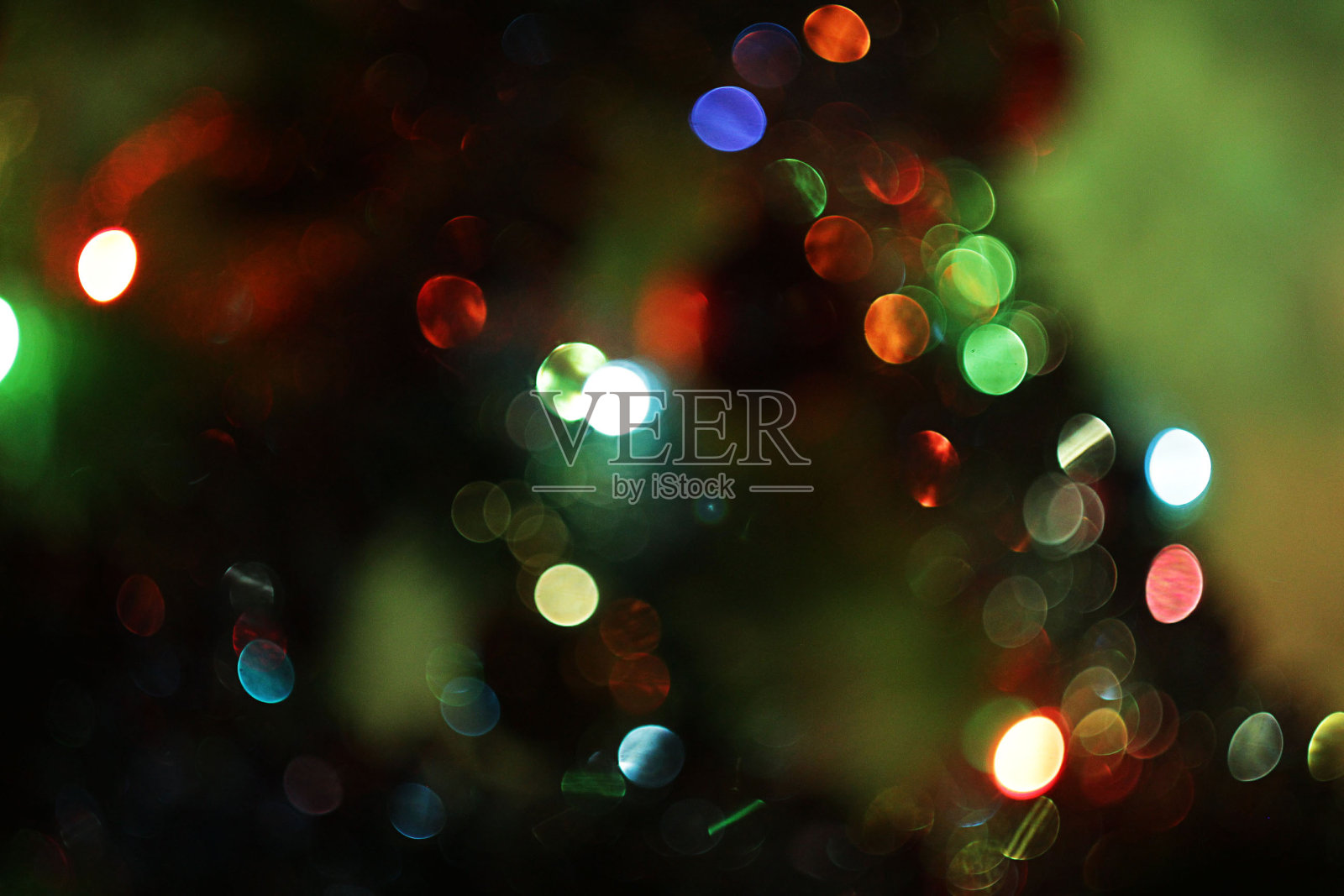 照片散景在黑色背景。灯光的影像没有对焦。模糊的光。照片摄影图片