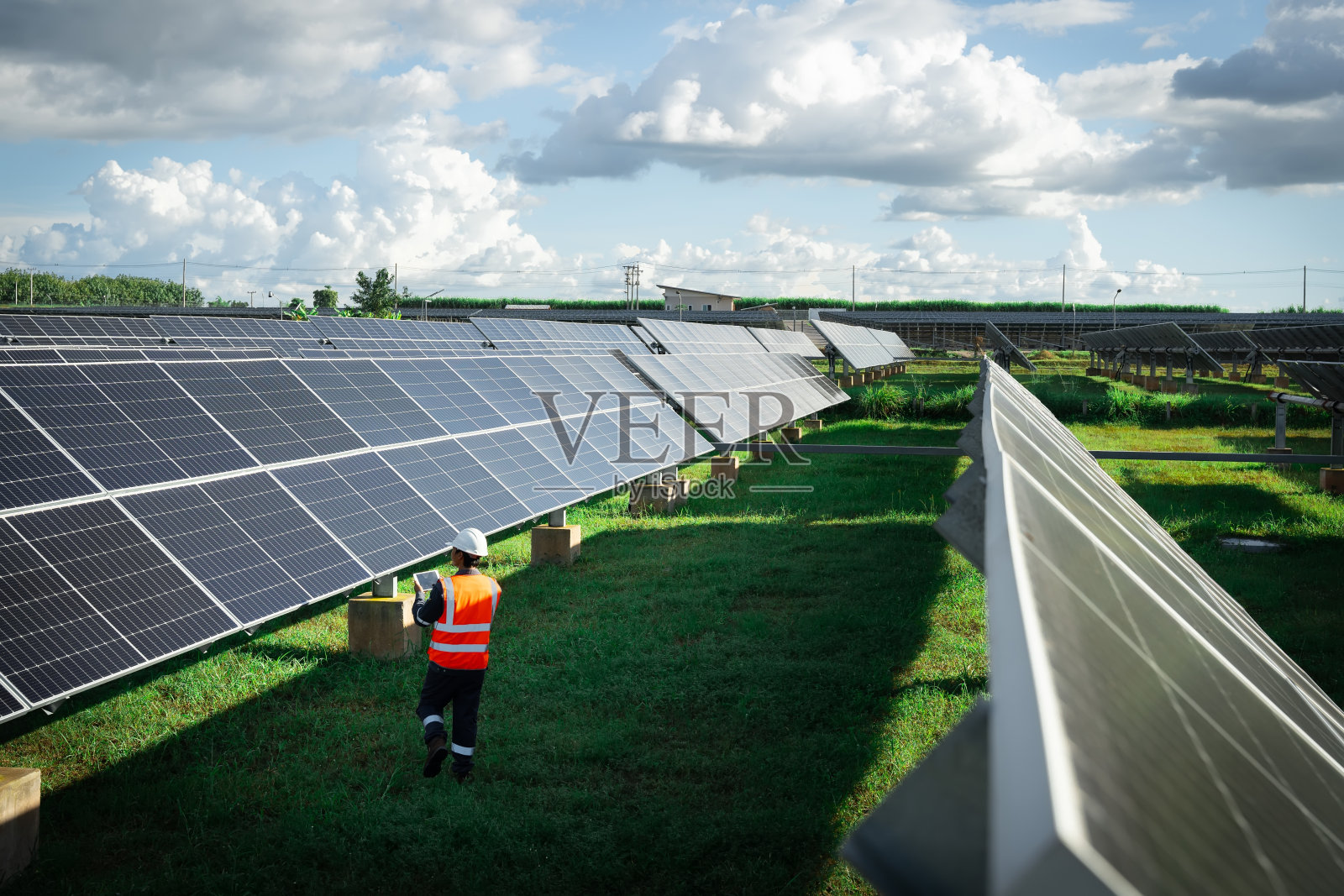 技术人员正在检查太阳能发电厂设备的运行情况,以便发电能够满负荷运转。节约世界能源的替代能源照片摄影图片