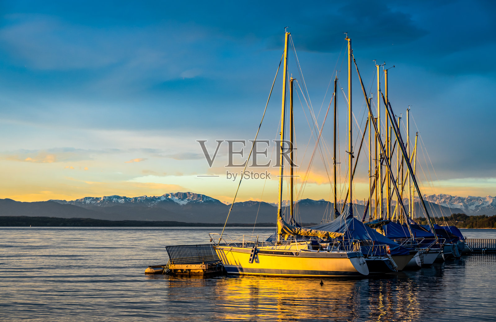 斯塔恩伯格的帆船看图兹湖照片摄影图片