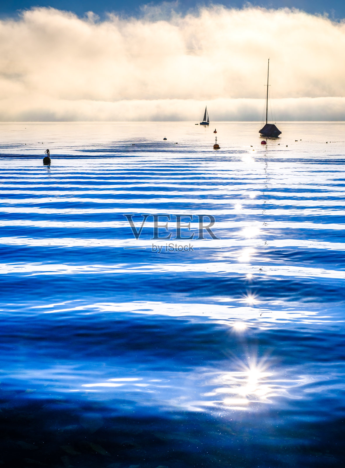 斯塔恩伯格的帆船看图兹湖照片摄影图片