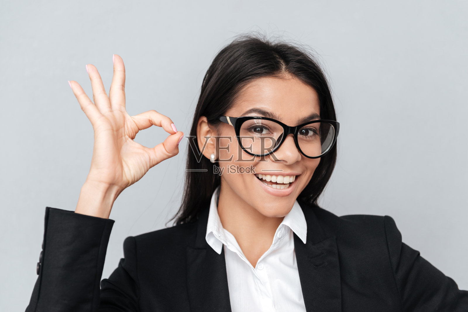 戴眼镜的女人表现出良好的姿态照片摄影图片