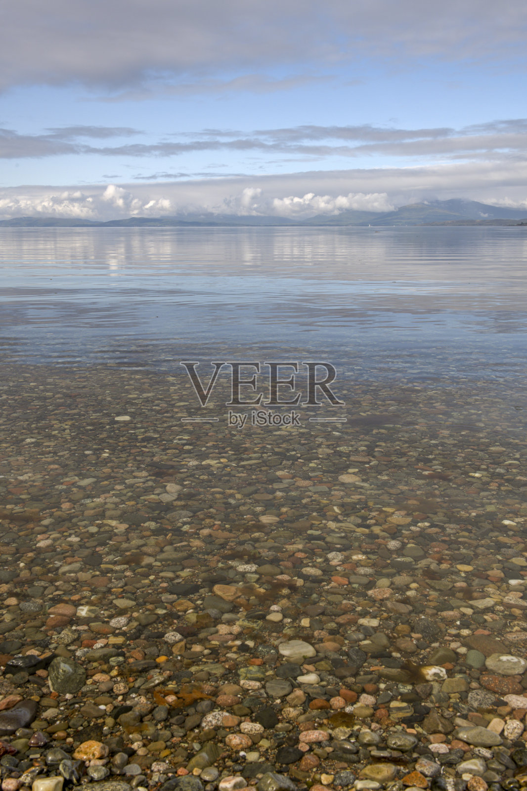 阿德穆克尼什湾清澈的海水,来自苏格兰阿吉尔郡北莱迪格的卵石海滩。照片摄影图片