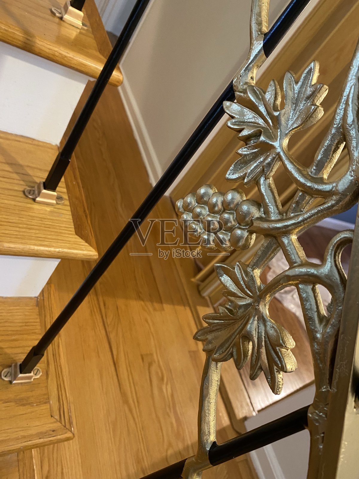 楼梯栏杆上挂着葡萄照片摄影图片