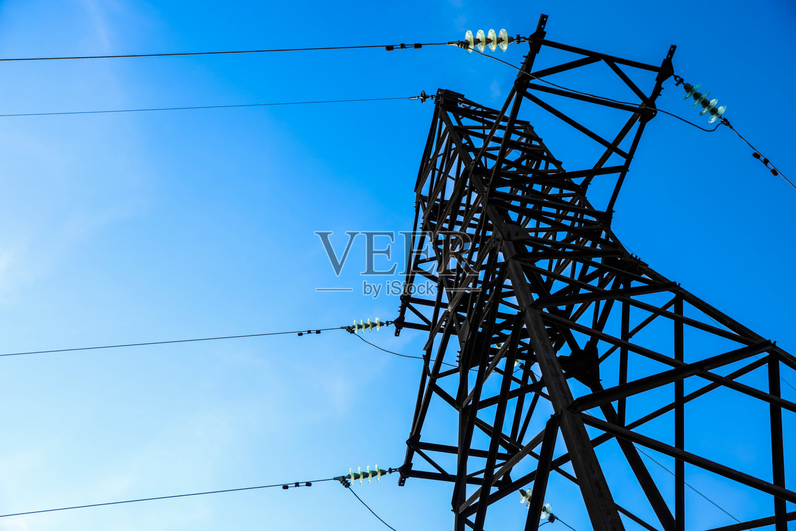 高电压塔对抗美丽的蓝天,低角度视图照片摄影图片