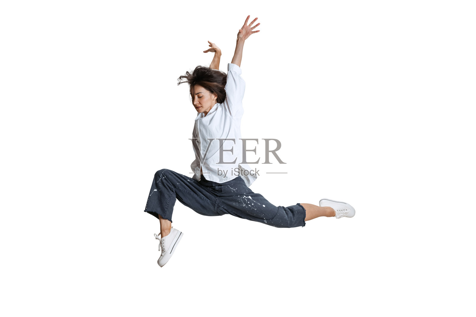 身着休闲装的年轻女子在白色背景下动态地孤立着。艺术,运动,行动,灵活性,灵感概念。照片摄影图片