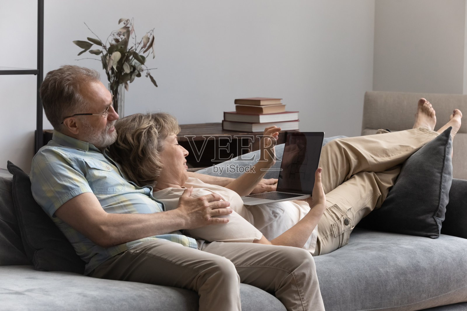 快乐的爱老成熟的家庭夫妇使用电脑。照片摄影图片