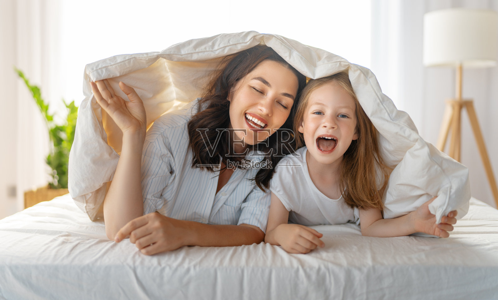 女孩和她的妈妈享受阳光明媚的早晨照片摄影图片