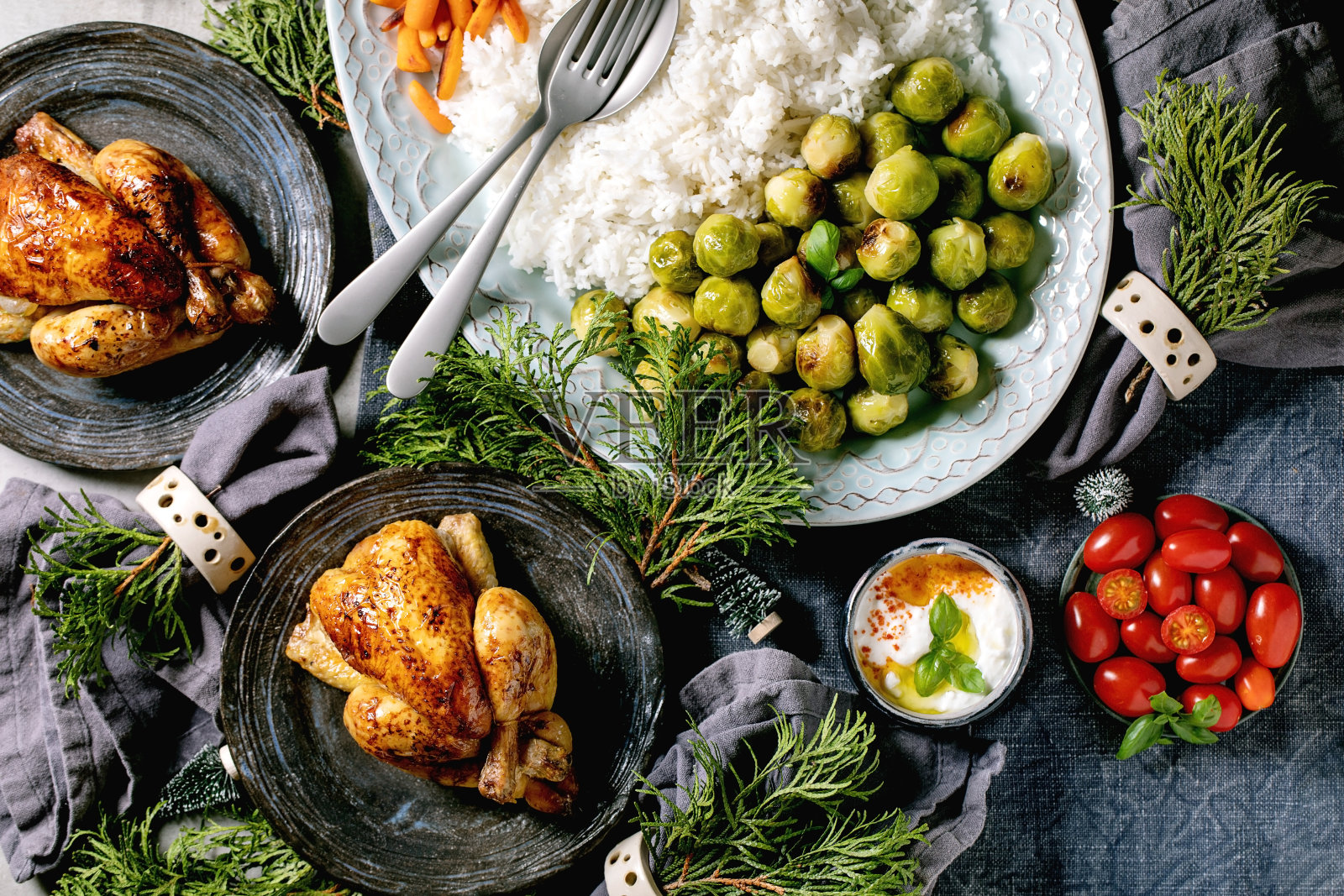 圣诞晚餐桌上有烤鸡,米饭和蔬菜照片摄影图片
