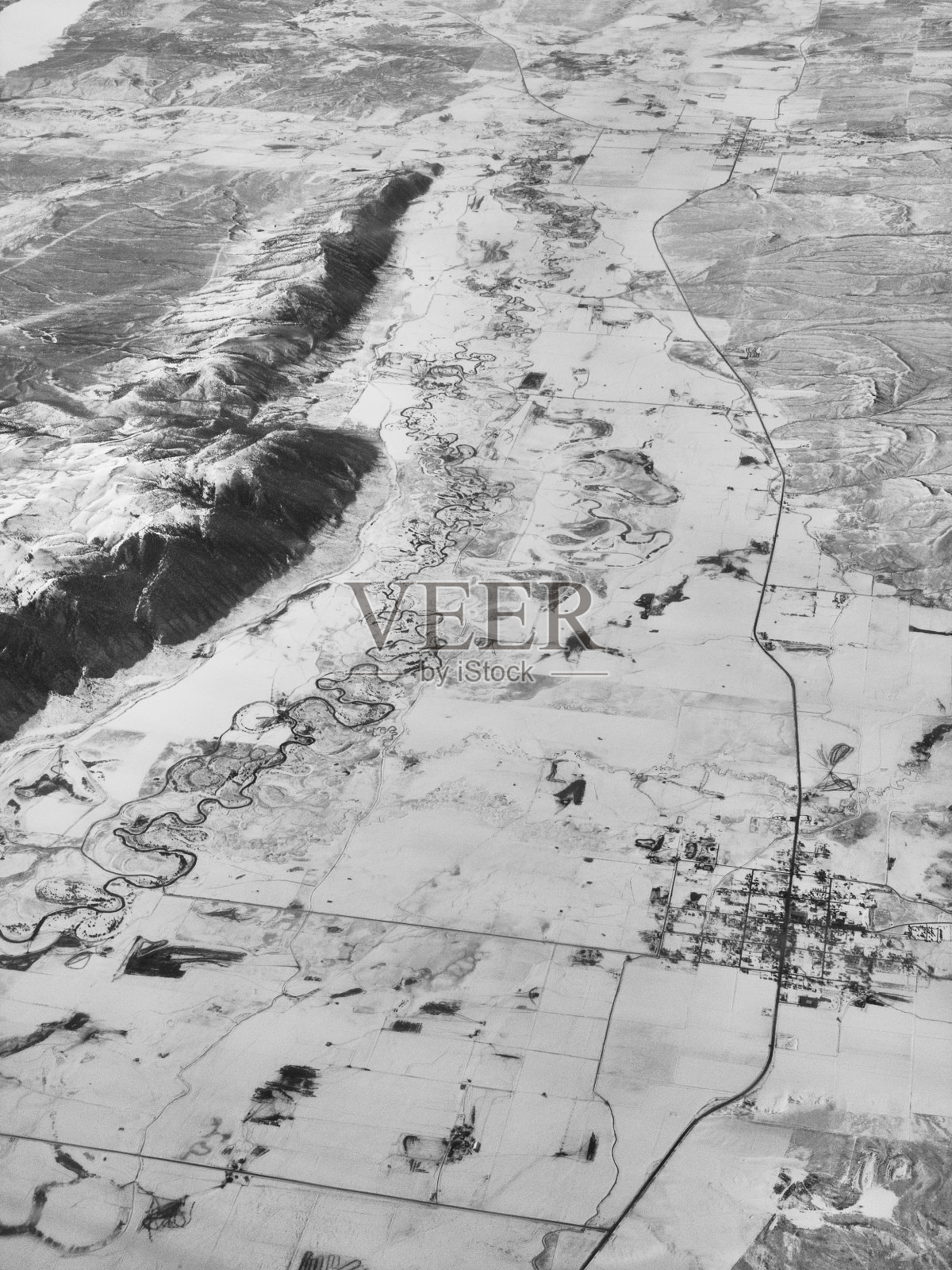 从飞机上看蜿蜒的河流。照片摄影图片