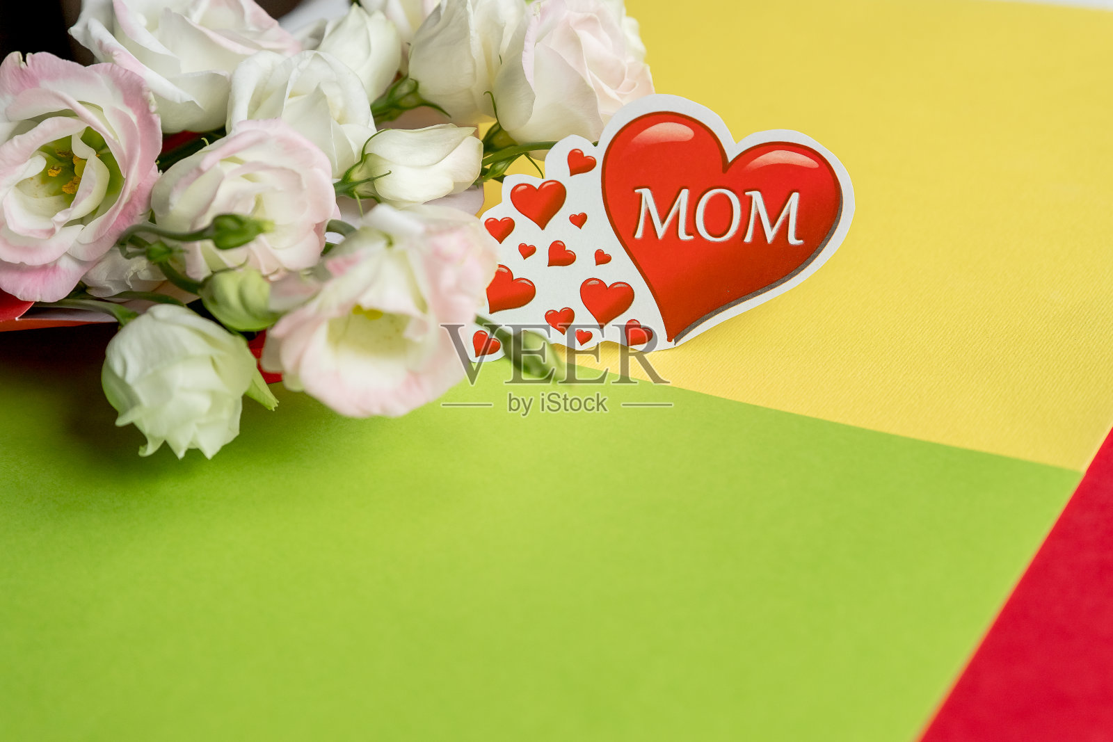 母亲节快乐。一束白色的花,红色的心,明亮的背景。为母亲节送上春天的鲜花。照片摄影图片