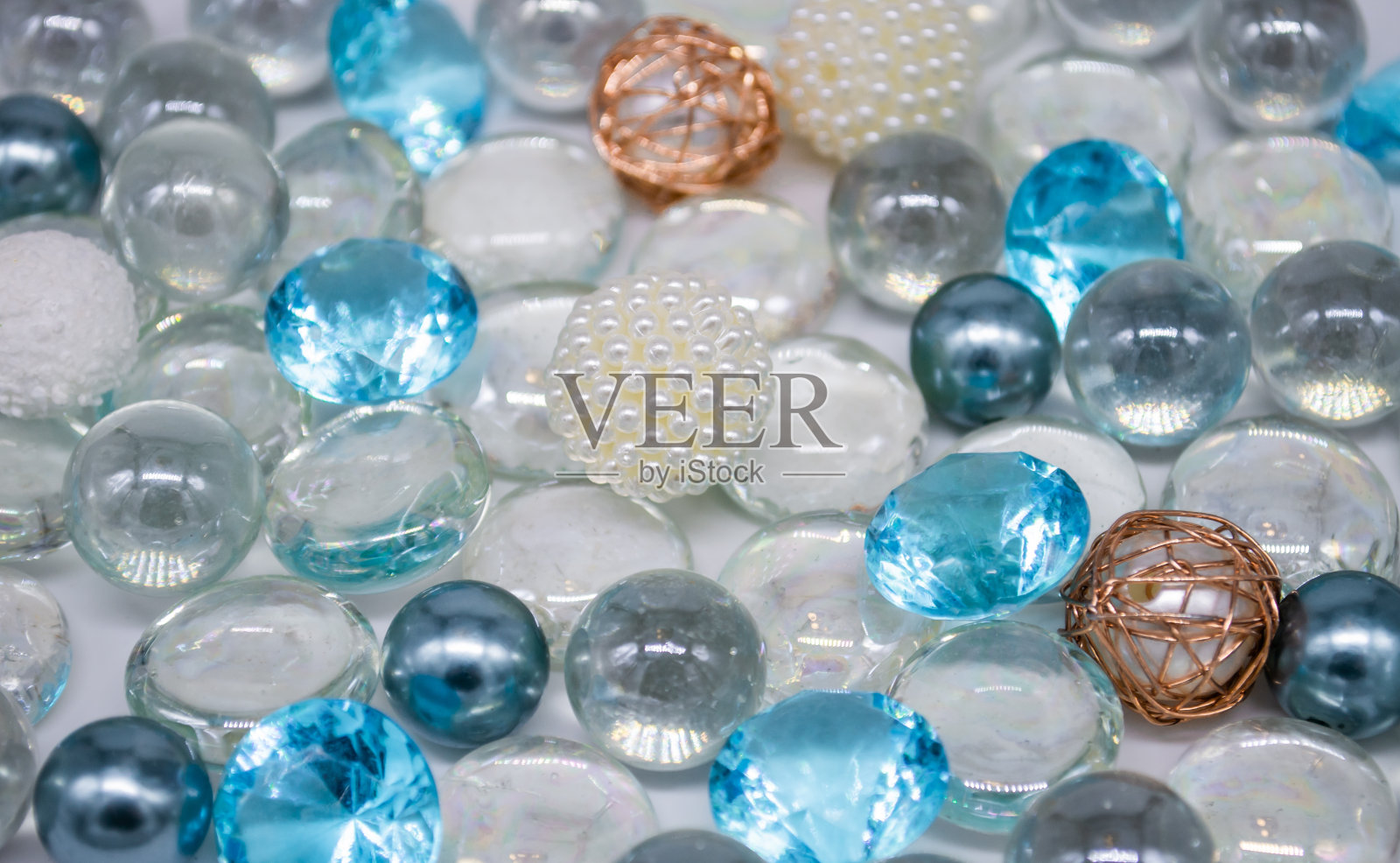 美丽的透明背景,浅蓝色玻璃珠,水晶和白色珍珠。本空间照片摄影图片
