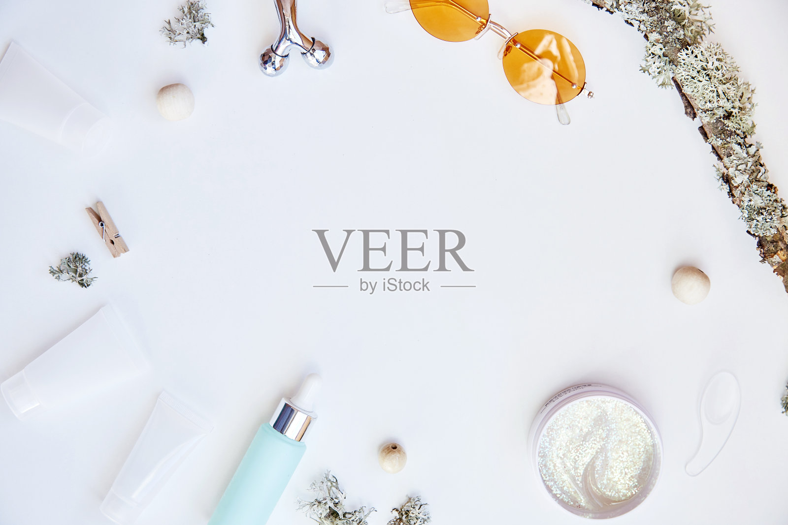 时尚的脸护理化妆品背景在白色的背景。精华液,模型霜,按摩器和太阳镜。天然生态森林苔藓。透明质保湿凝胶。皮肤的化妆品。本空间照片摄影图片