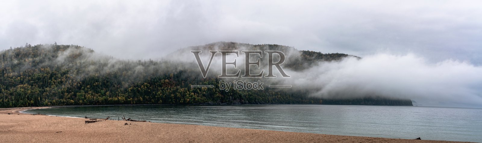 加拿大安大略省阿尔戈马市苏必利尔湖上的老妇湾,大雾滚滚而来照片摄影图片