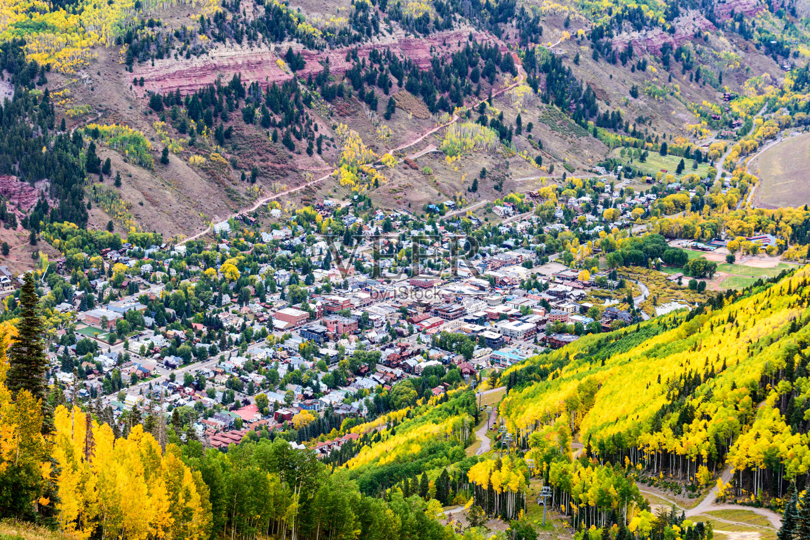 俯瞰特柳赖德,被秋天树叶森林包围的科罗拉多州照片摄影图片