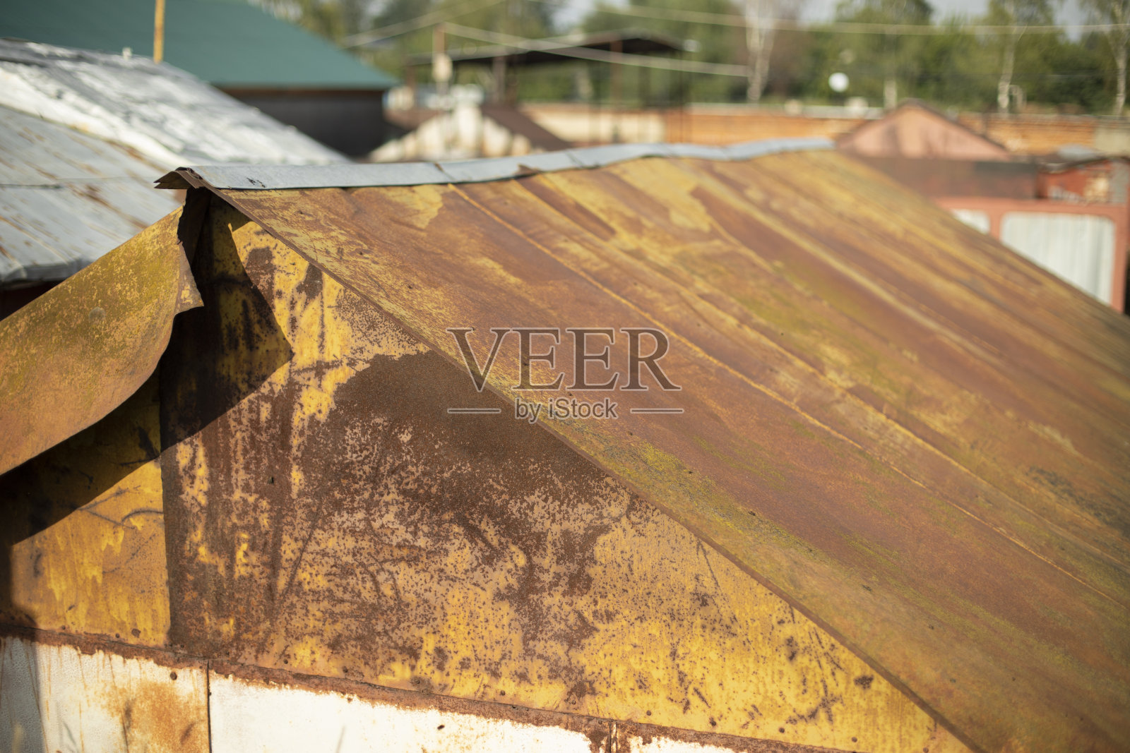 破旧生锈的车库屋顶。锈蚀金属的纹理,总平面图。照片摄影图片