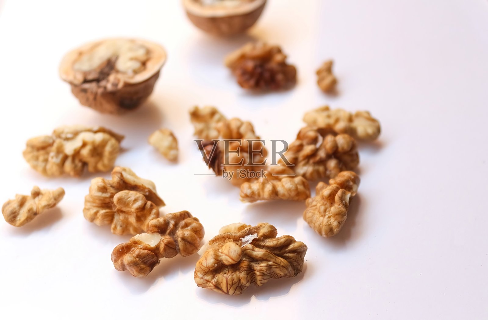 白色背景上的核桃照片摄影图片