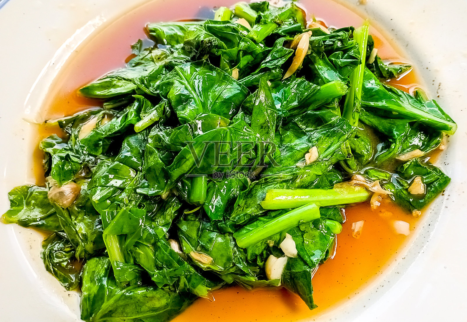 炒中国羽衣甘蓝酱盘照片摄影图片