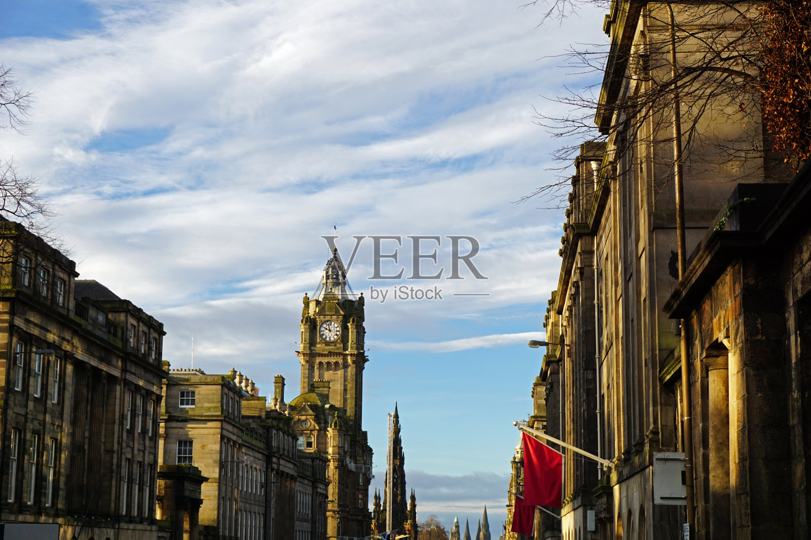 爱丁堡的城市景观与多云的天空,一个中世纪的老城和优雅的乔治亚新城市与花园和新古典主义的建筑-苏格兰照片摄影图片