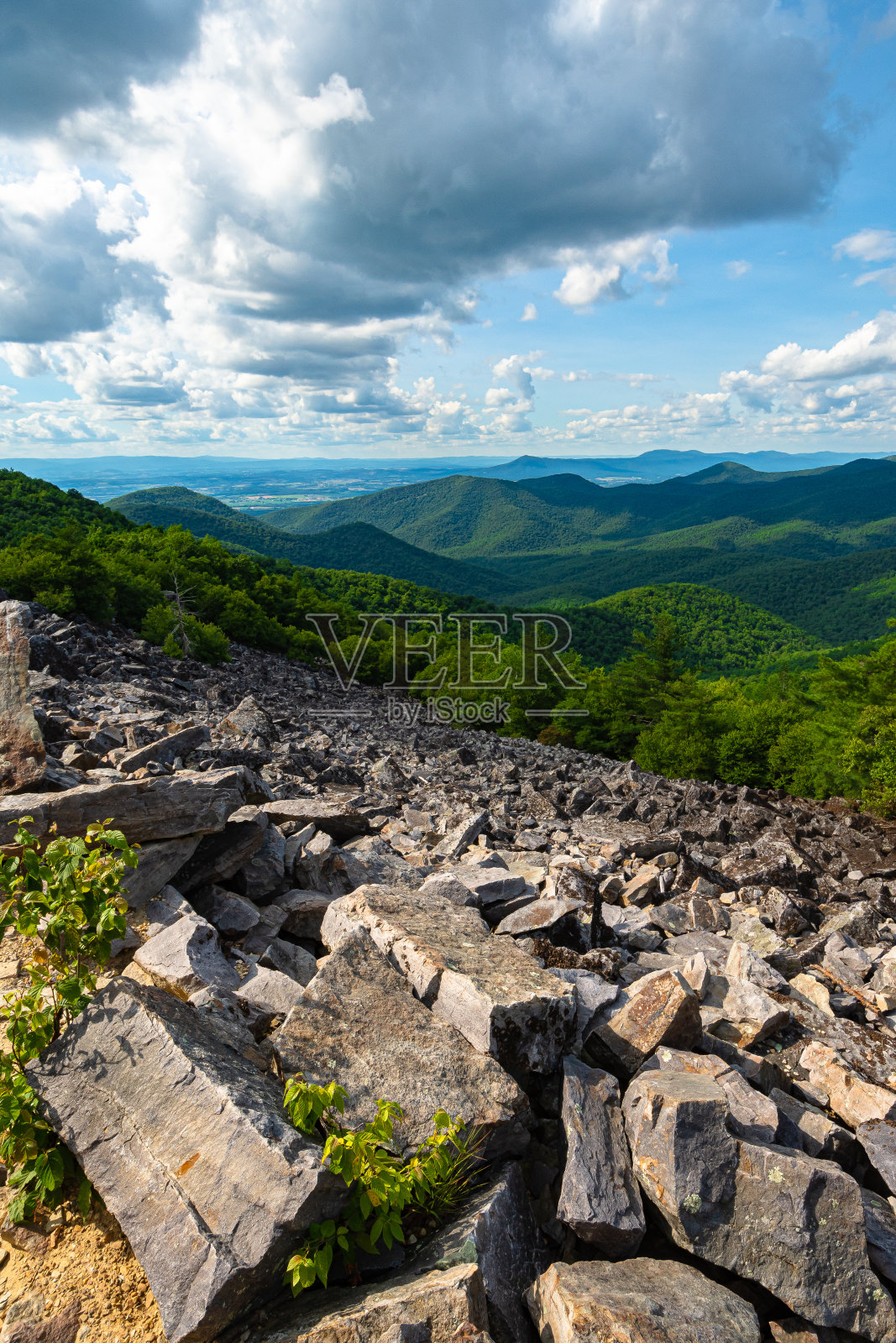 从弗吉尼亚州谢南多厄国家公园的贝莱德山顶俯瞰照片摄影图片