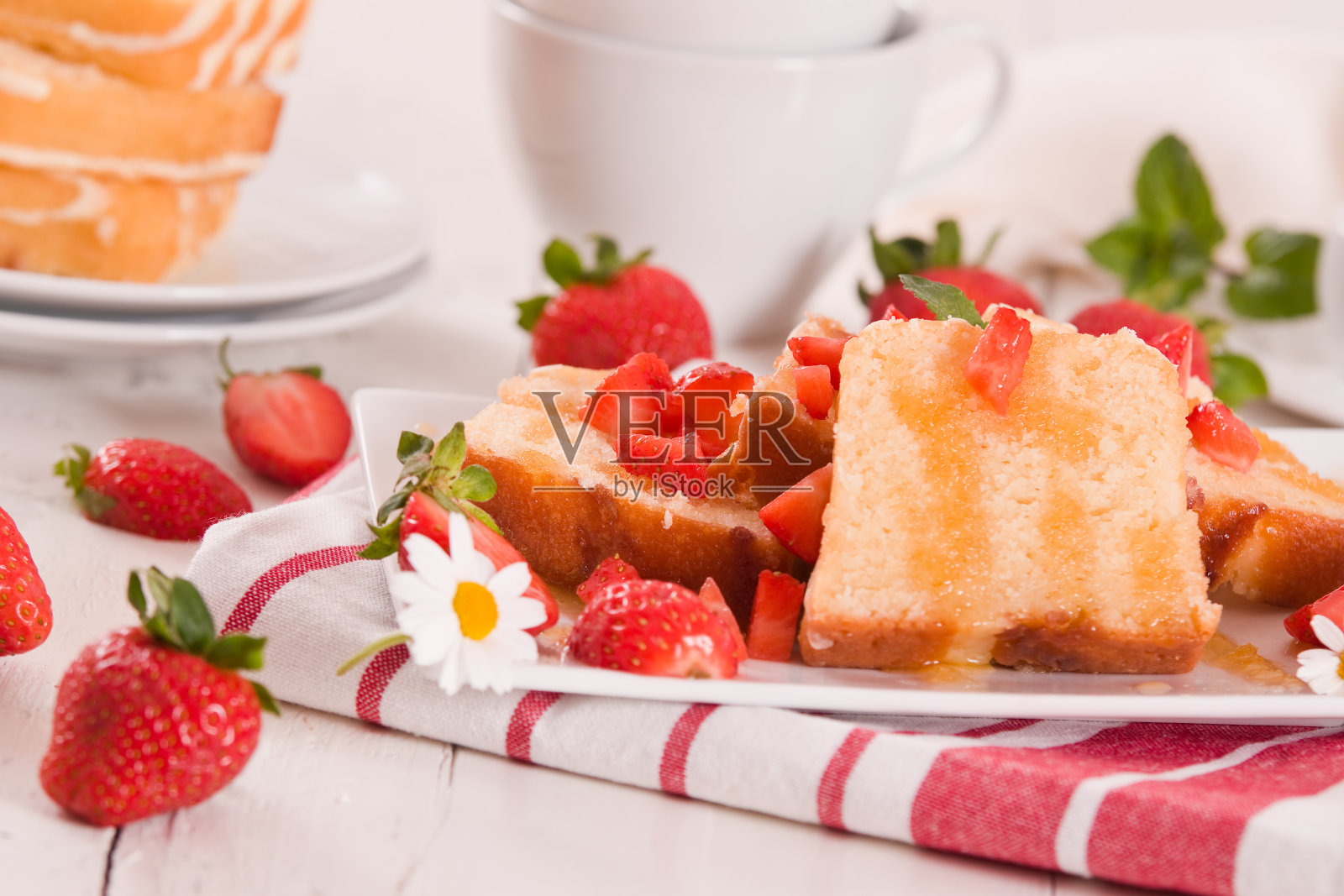 柠檬蛋糕加蜂蜜和新鲜草莓。照片摄影图片