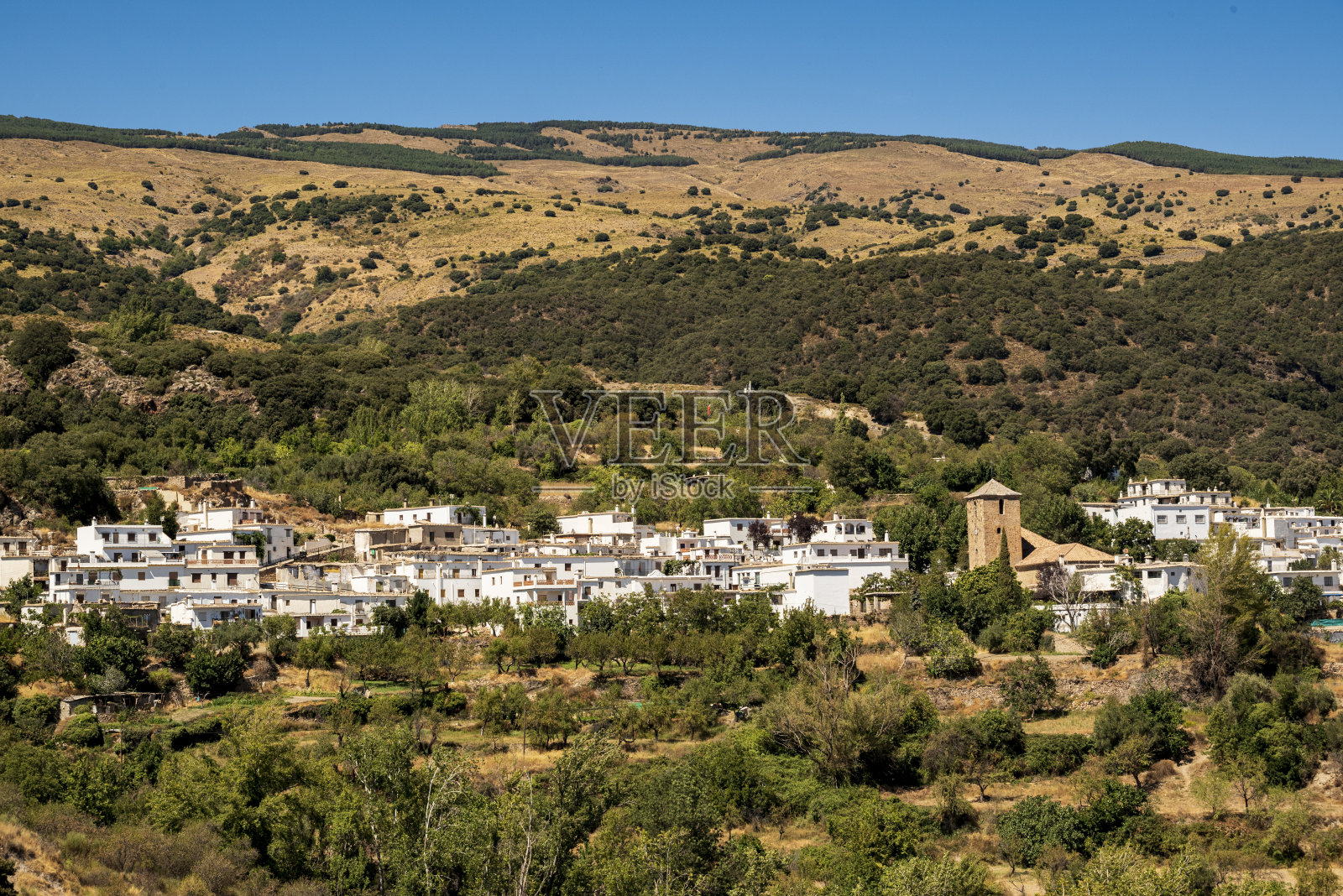 西班牙内华达山脉,拉斯阿尔普贾拉斯,少年村的白房子照片摄影图片