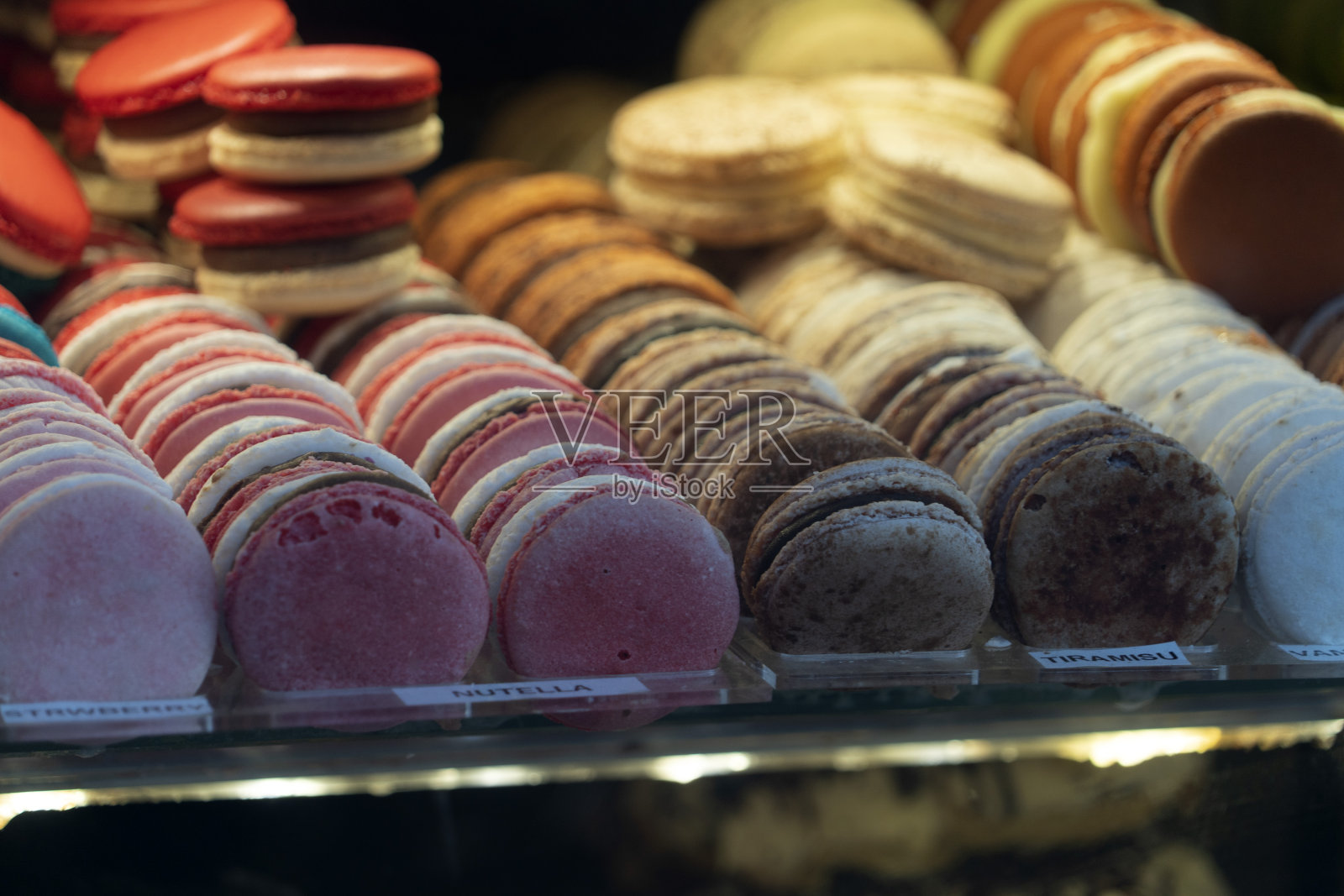 马卡龙甜糕点在商店展示照片摄影图片