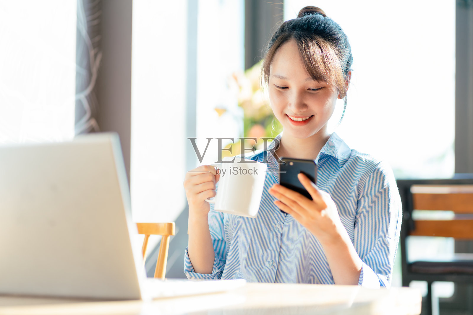 亚洲女商人在咖啡馆工作的肖像照片摄影图片