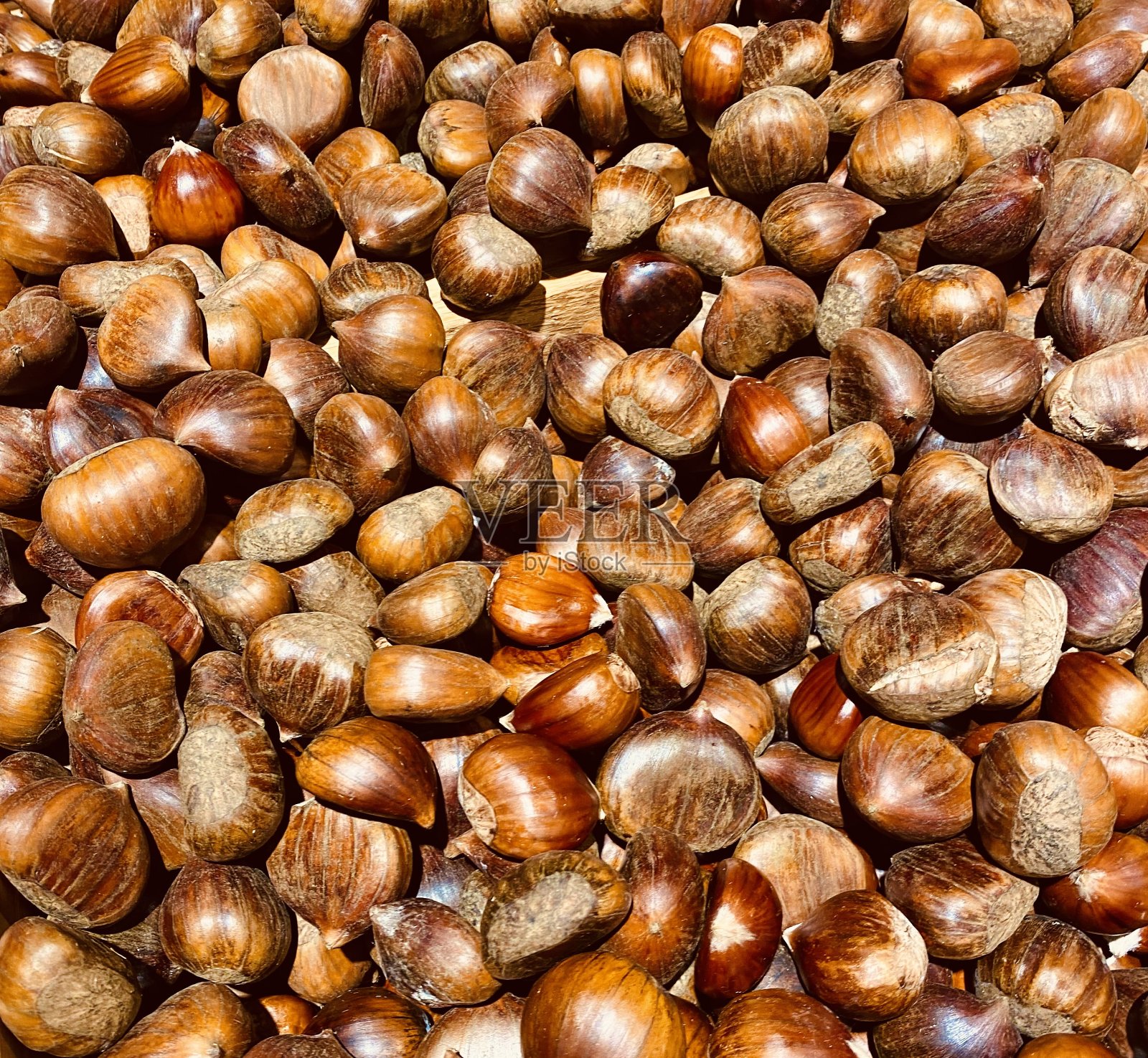 新鲜的栗子,在11月收获,可在冬末购买。栗子是一种美味又营养的小吃,是许多节日菜肴的传统配料照片摄影图片