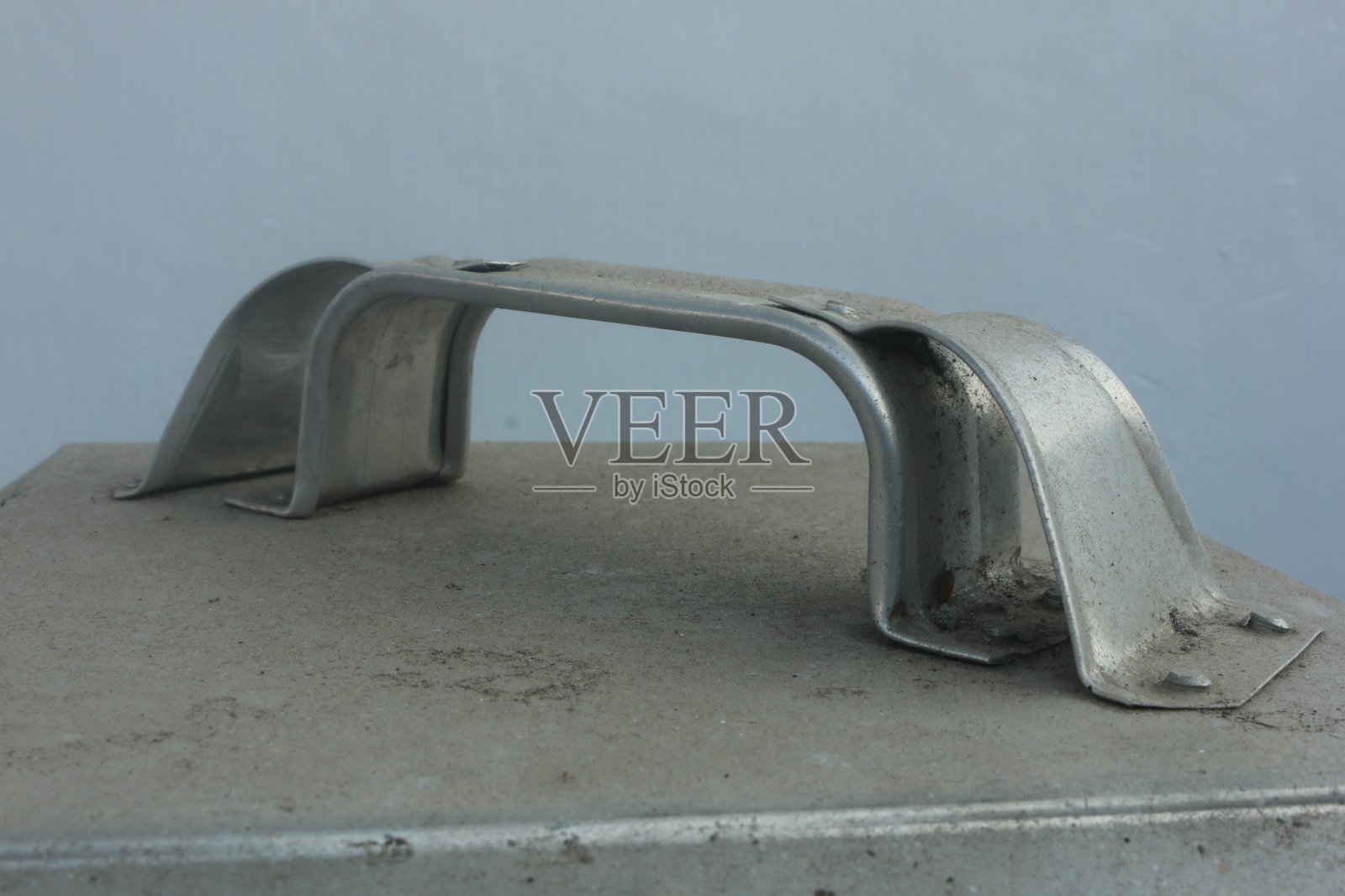 脏兮兮的锅盖上满是灰尘照片摄影图片