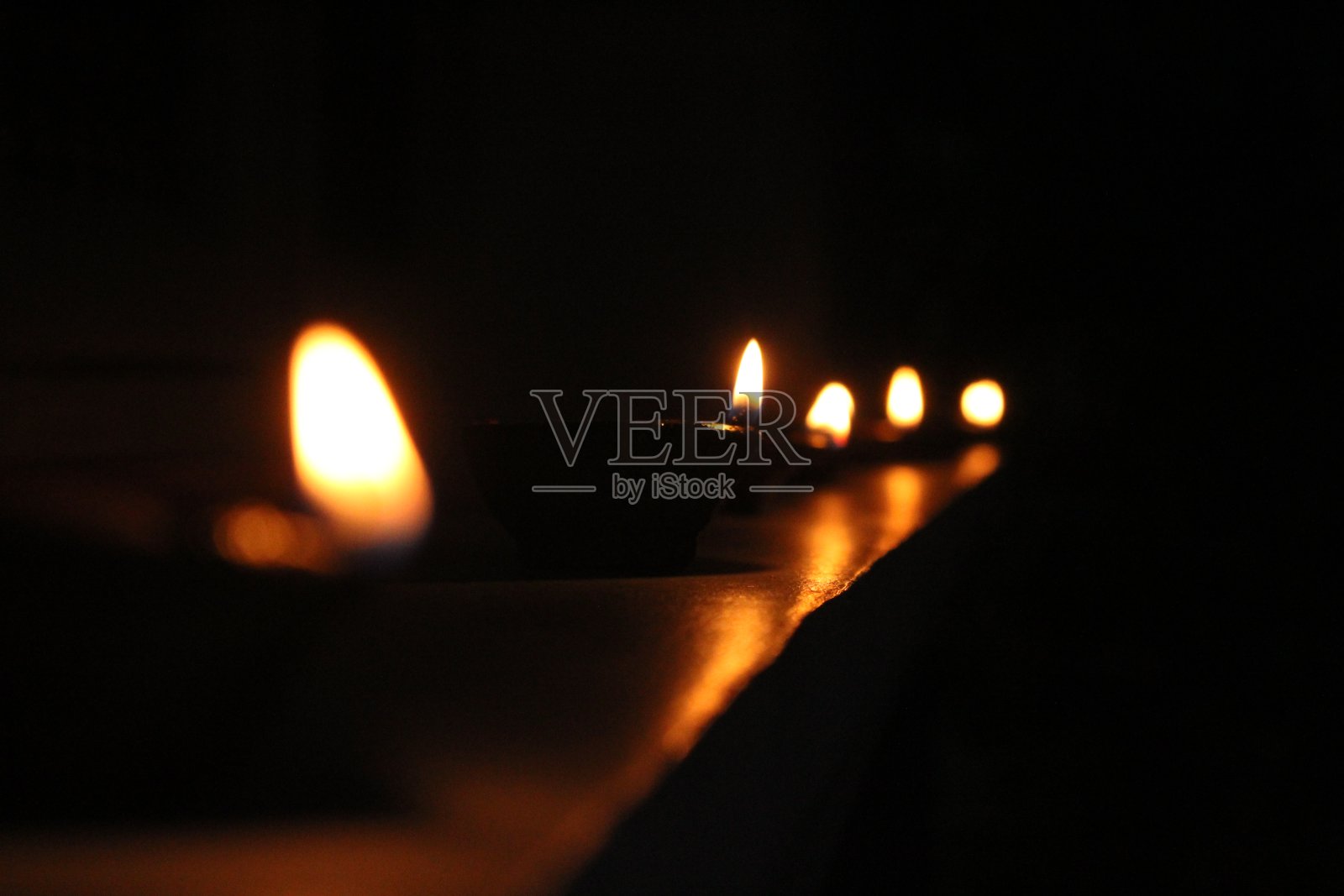 艺术自制的粘土油灯或karthikai deepam是排灯节和karthikai节日在家里照片摄影图片