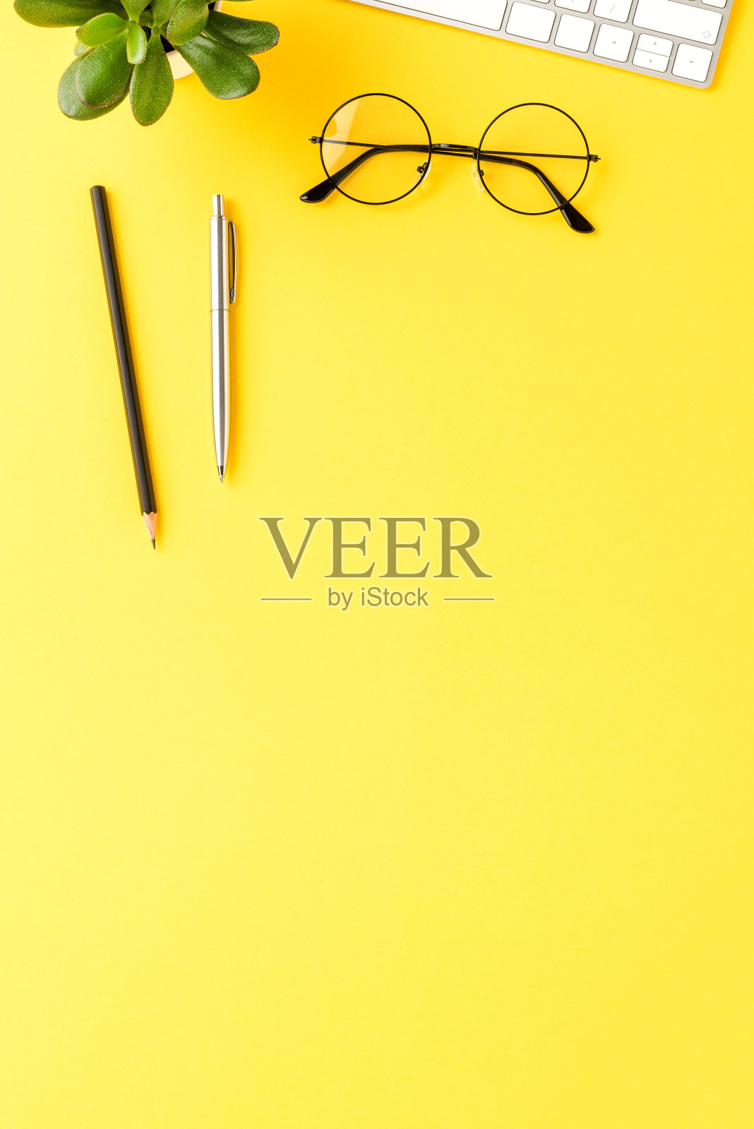 优雅的办公桌面,电脑键盘,眼镜和笔。商业背景照片摄影图片