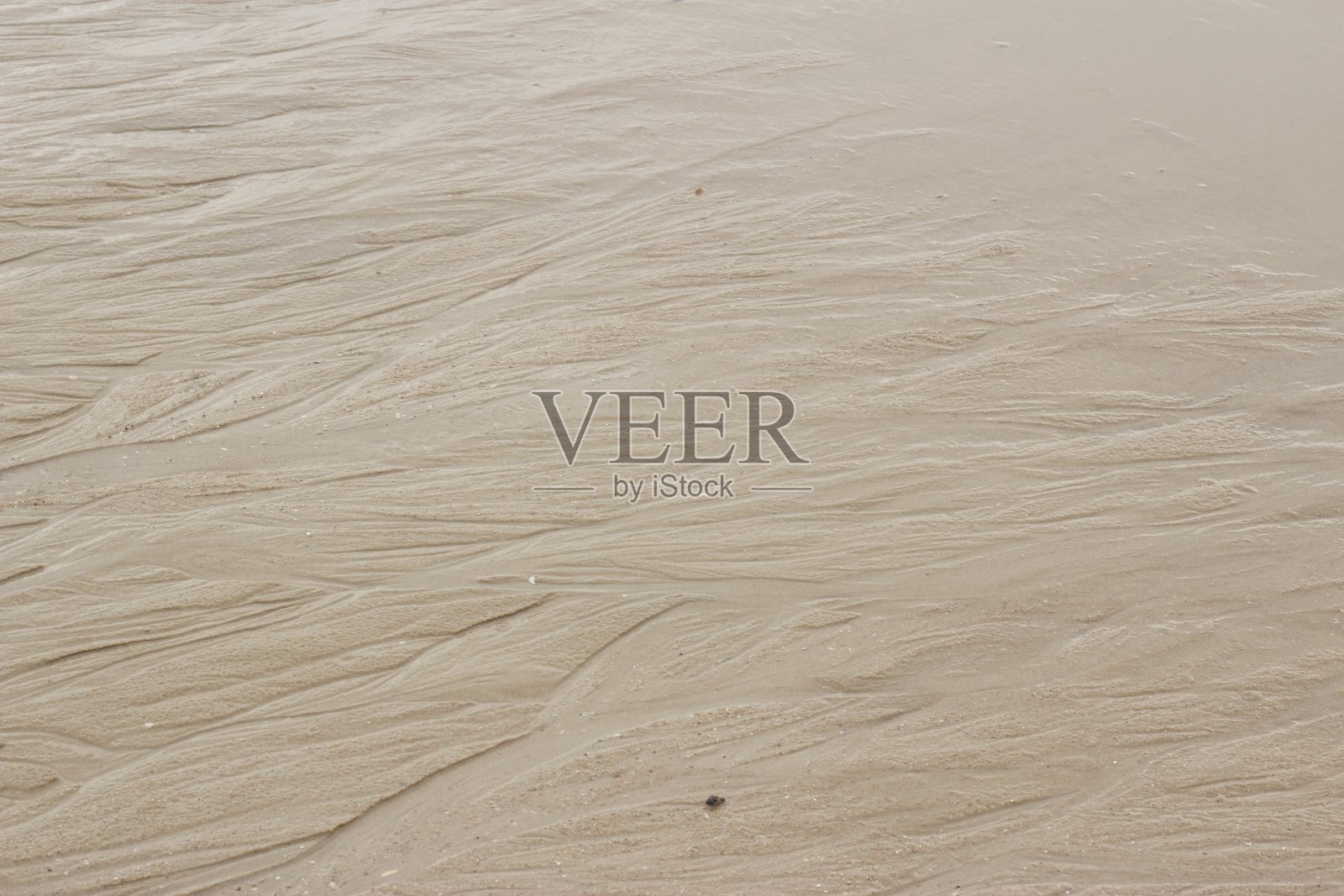 周末上午,在泰国碧差武里市茶岩海滩,海浪退潮后的真实光滑的沙子纹理,作为背景使用,文本或背景使用的空白复制空间照片摄影图片